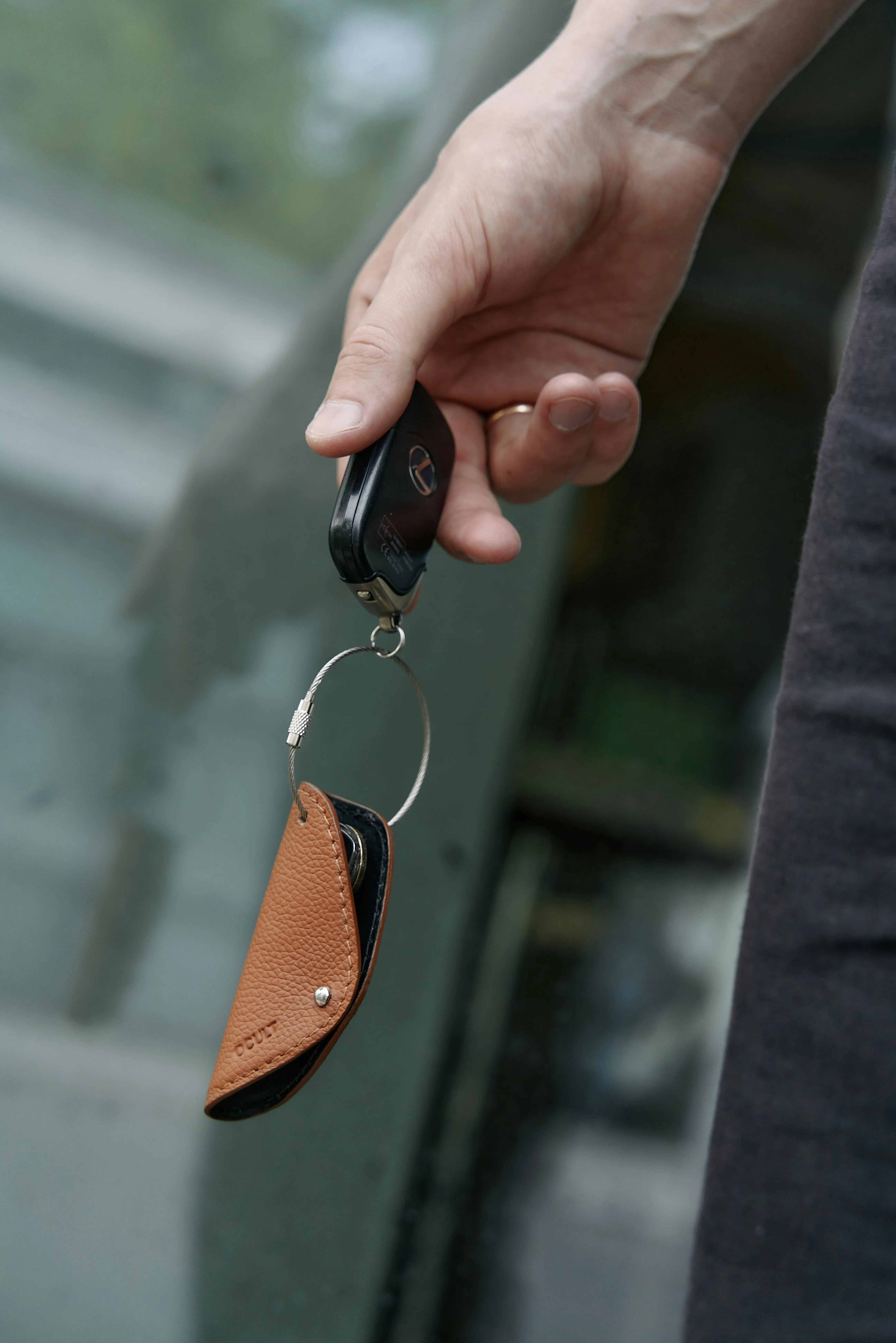 Onderdelen van een autosleutel op werkbank