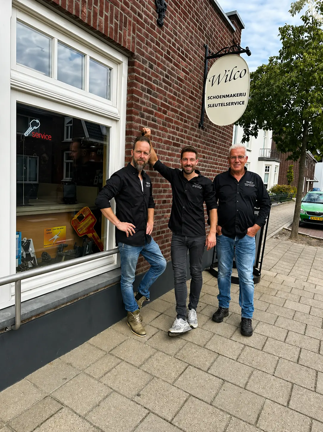 Wilco personeel naast de winkel