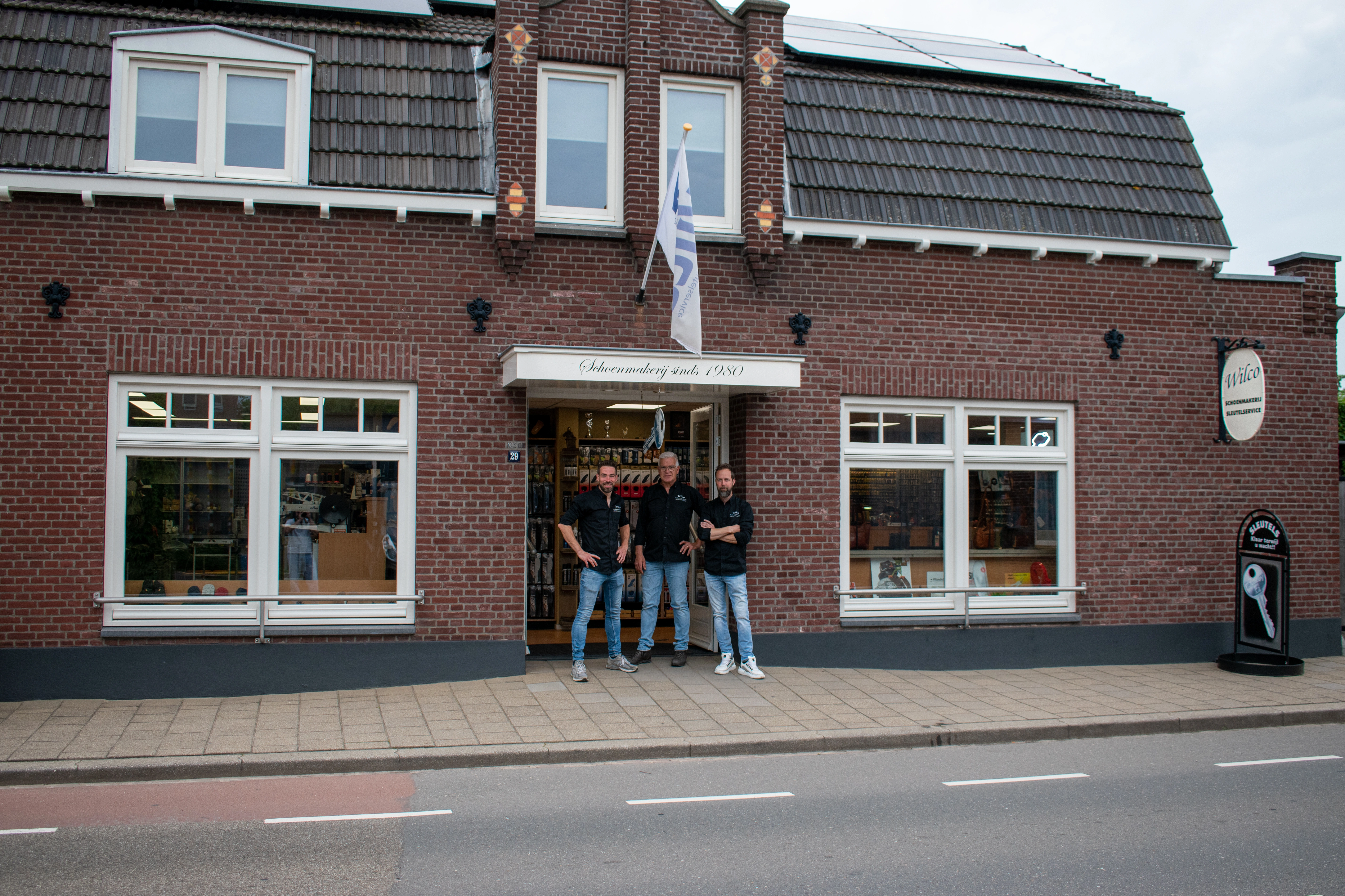 Team van Schoenmakerij Wilco bij de winkel