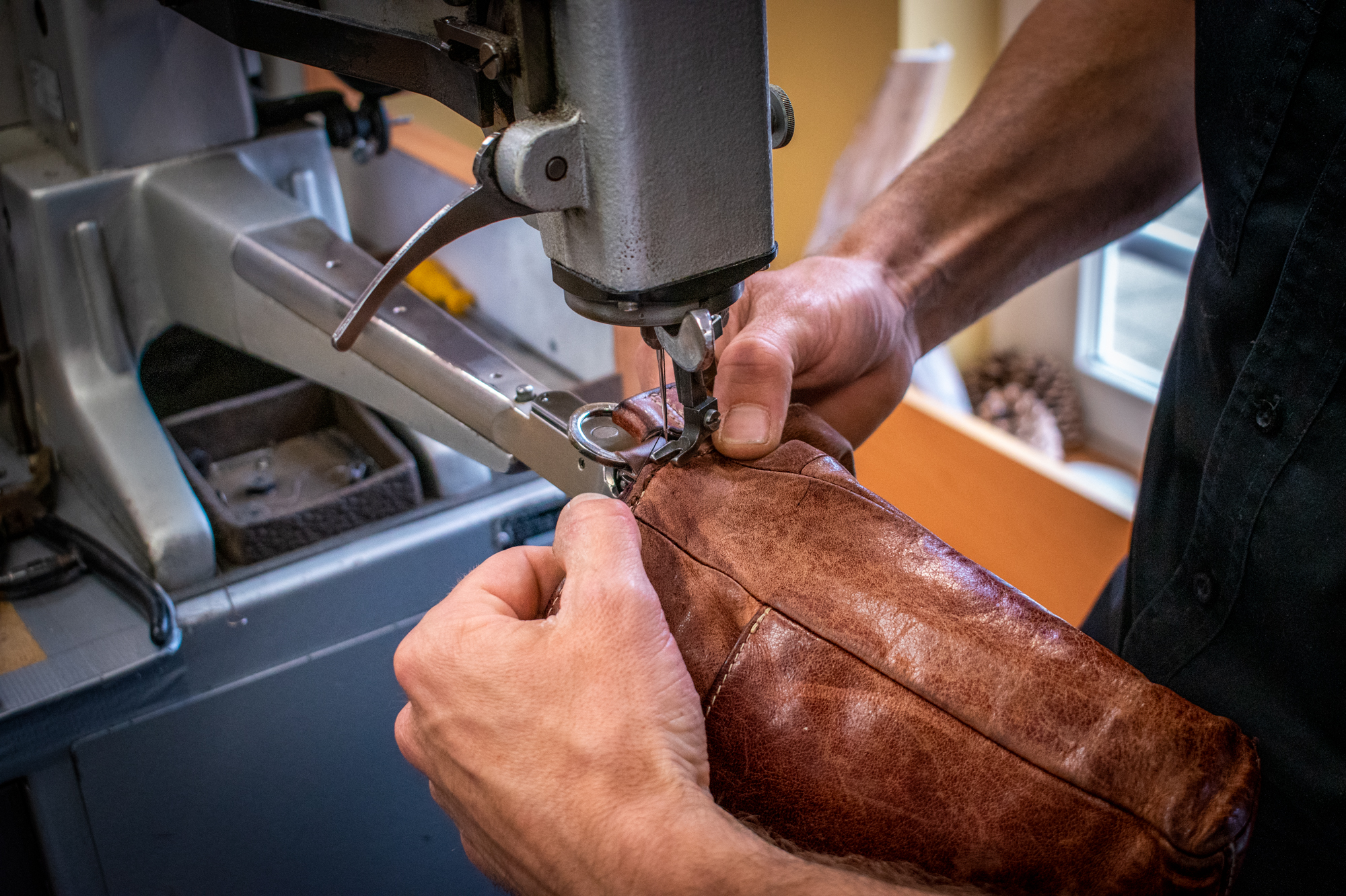 Reparatie van tassen en lederwaren door vakman
