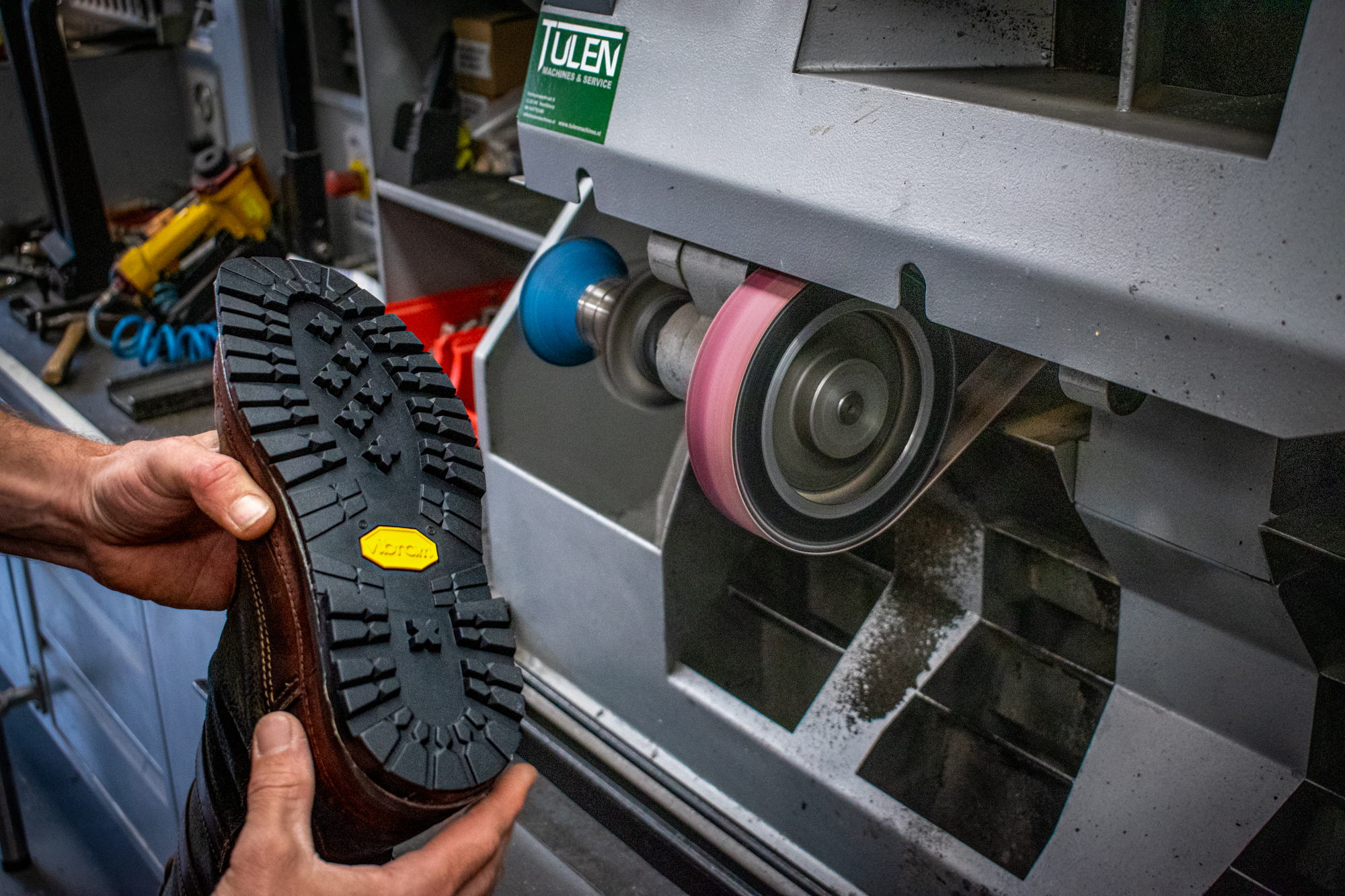 Ambachtelijke reparatie van bergschoenen